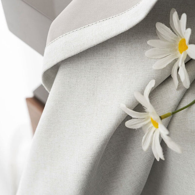 Biała zasłona zaciemniająca o strukturze lnu