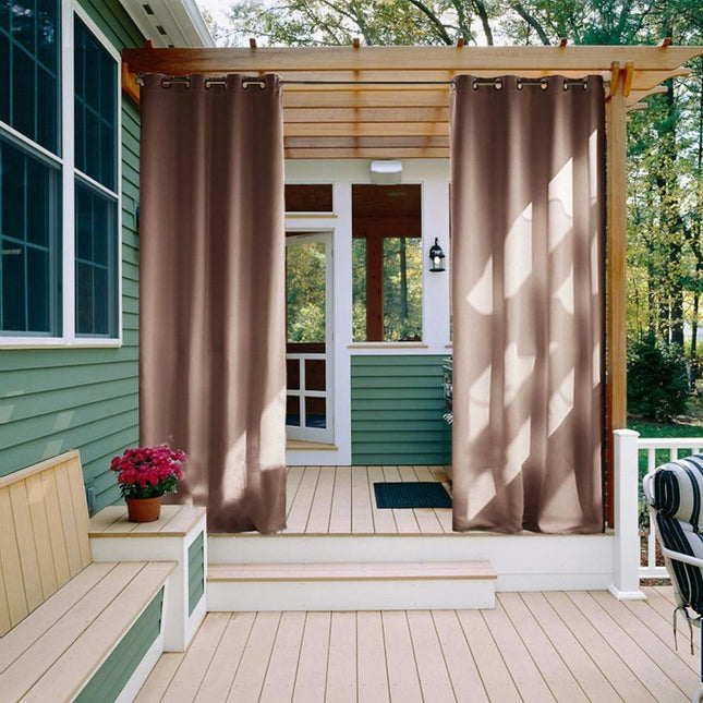 Brązowa zasłona zewnętrzna na balkon na przelotkach.