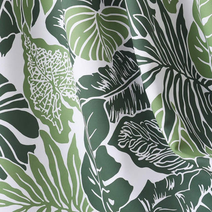 Krótka zasłona w zielone liście monstery.