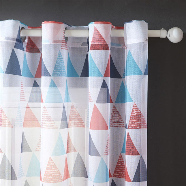Firana w geometryczne czerwone trójkąty