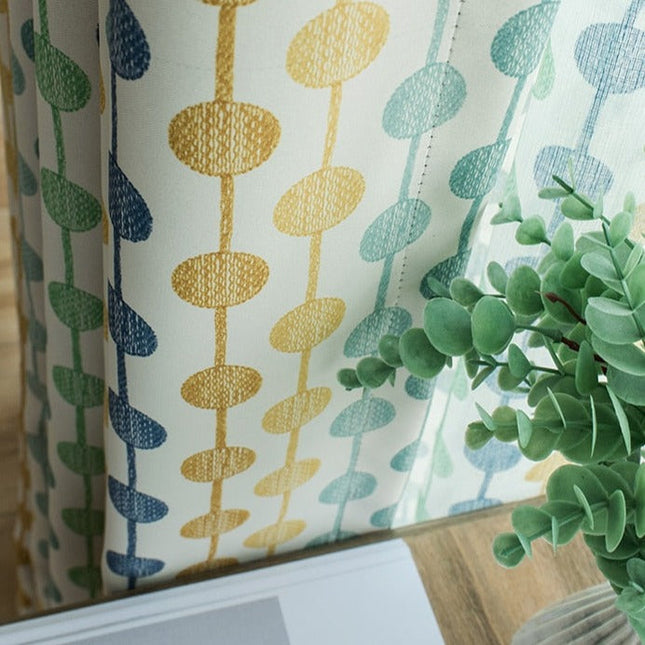 Zielona zasłona w kolorowe kropki