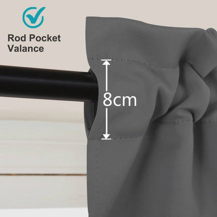 Komplet zasłon zaciemniających z lambrekinem.