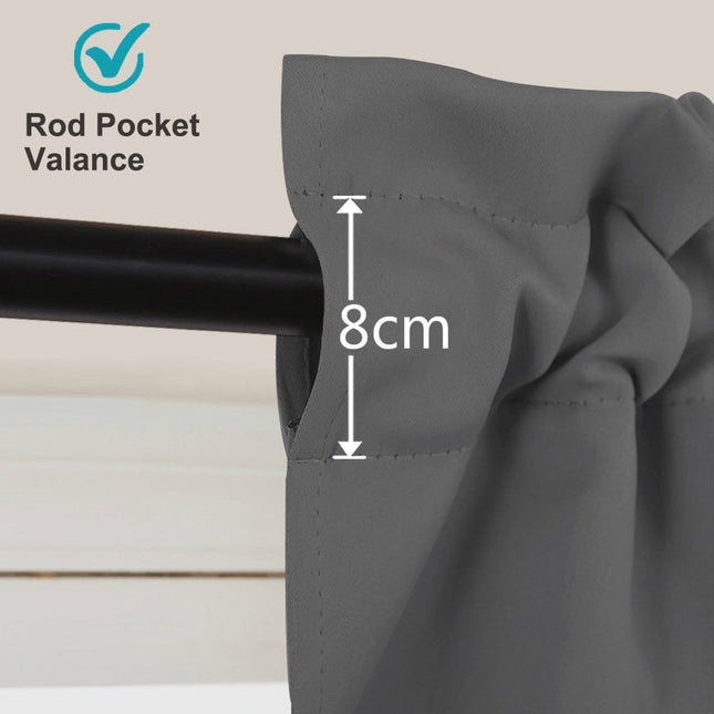 Komplet zasłon zaciemniających z lambrekinem.