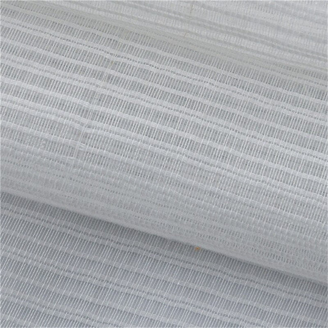 Biała firana o strukturze siatki