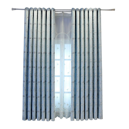 Delikatna firana z haftowanymi białymi kwiatami