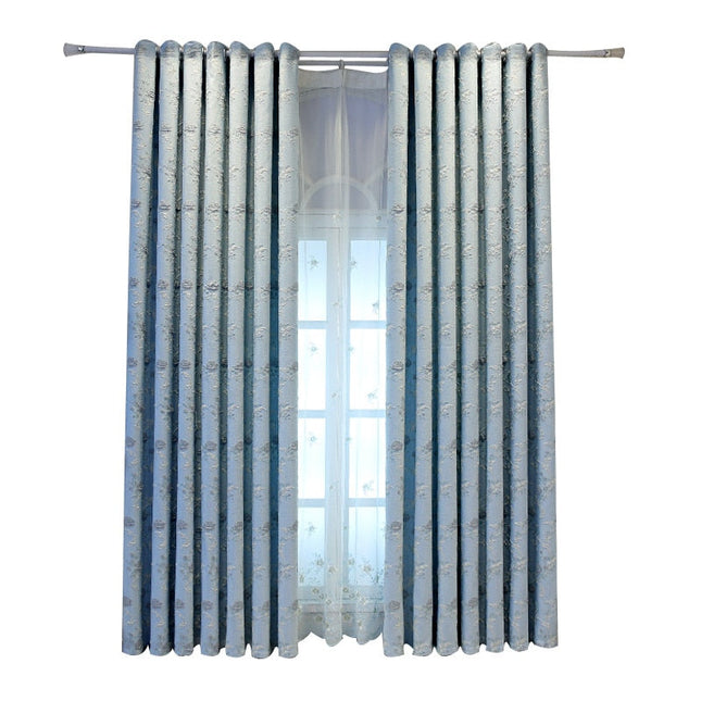 Delikatna firana z haftowanymi białymi kwiatami