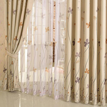 Zasłona zaciemniająca w duże kwiatowe wzory.