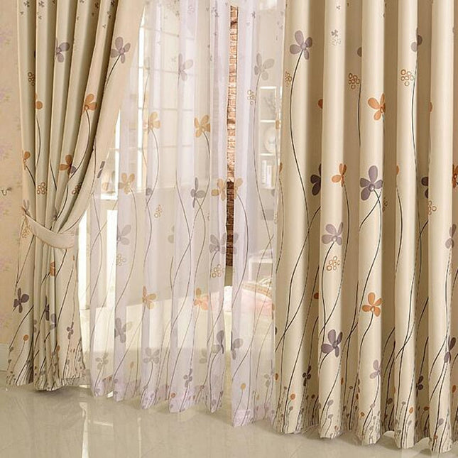 Zasłona zaciemniająca w duże kwiatowe wzory.