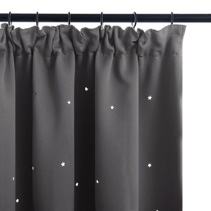 Jasnoniebieska gładka zasłona na przelotkach.