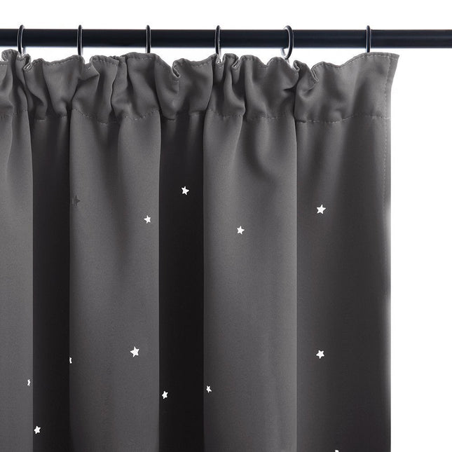 Jasnoniebieska gładka zasłona na przelotkach.