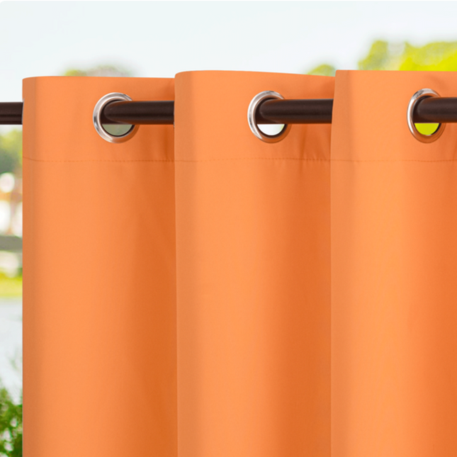 Pomarańczowa zasłona ogrodowa na altanę z przelotkami.