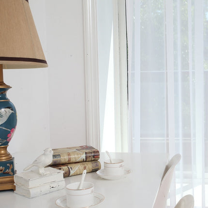 Nowoczesna gładka biała firana do salonu