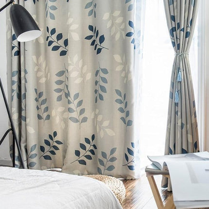 Niebieska zasłona w delikatny wzór liści