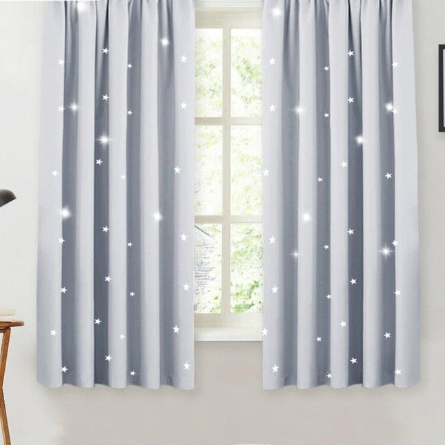 Jasnoniebieska gładka zasłona na przelotkach.