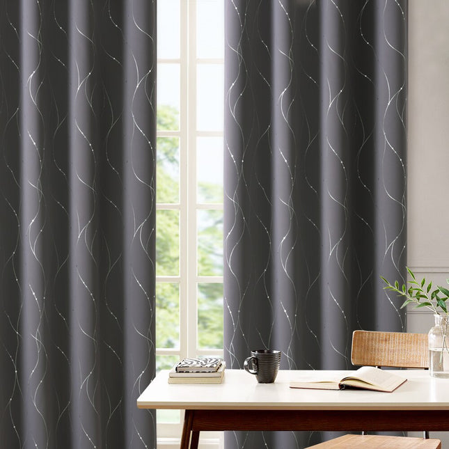 Szara zasłona zaciemniająca ze srebrną nitką.