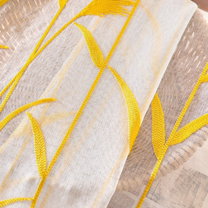 Firana z haftowanym motywem roślinnym