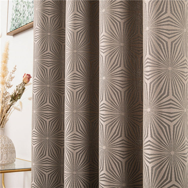 Brązowa zasłona w geometryczny wzór