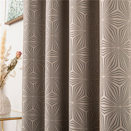 Brązowa zasłona w geometryczny wzór