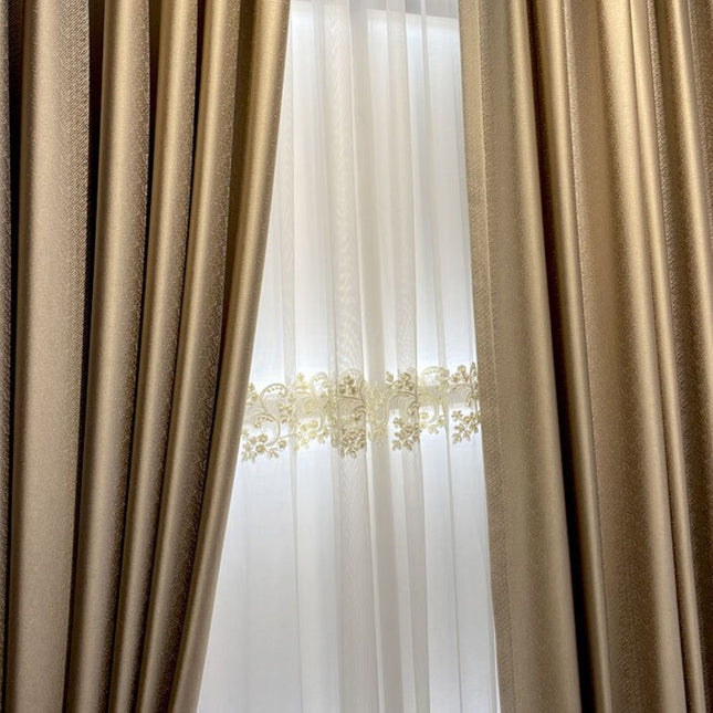 Złota błyszcząca zasłona zaciemniająca z kropkami