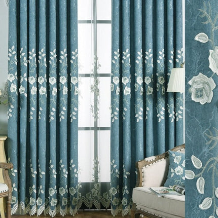 Niebieska zasłona z białym haftem kwiatowym