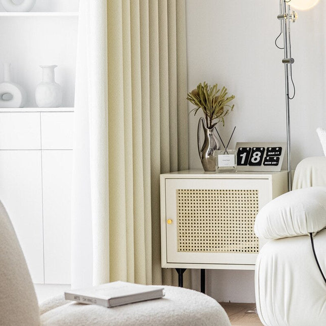 Beżowa zasłona zaciemniająca o strukturze lnu