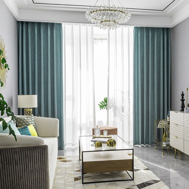 Niebieska zasłona zaciemniająca w falisty wzór