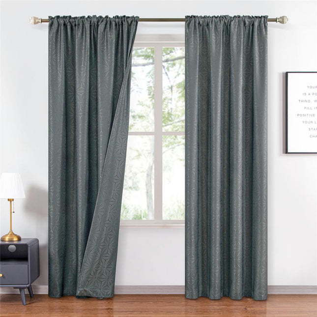 Szara zasłona w geometryczny wzór gwiazd.