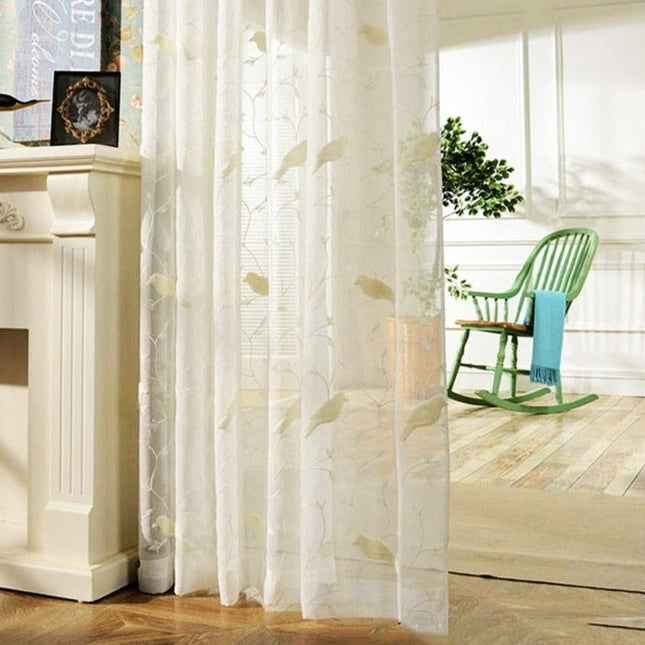 Firana z haftowanymi ptaszkami na gałązkach