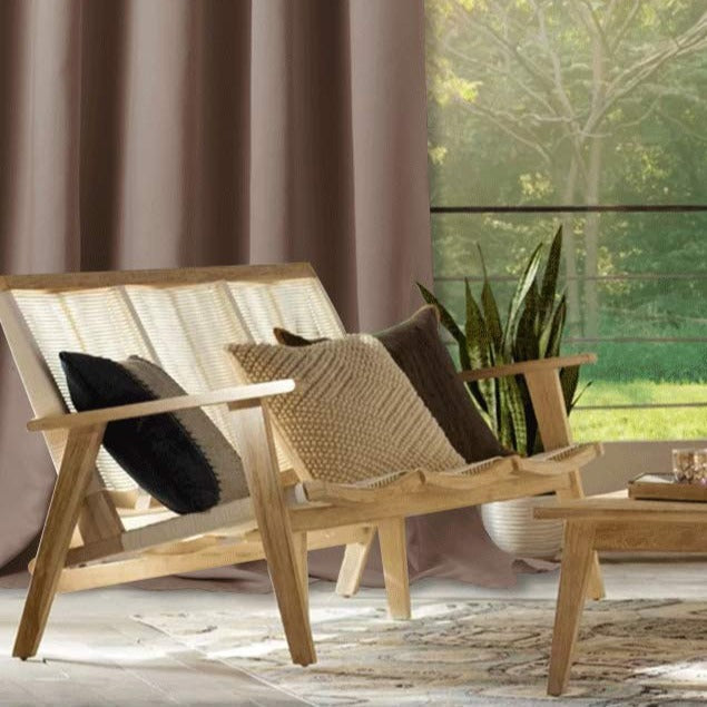 Brązowa zasłona zewnętrzna na balkon na przelotkach.