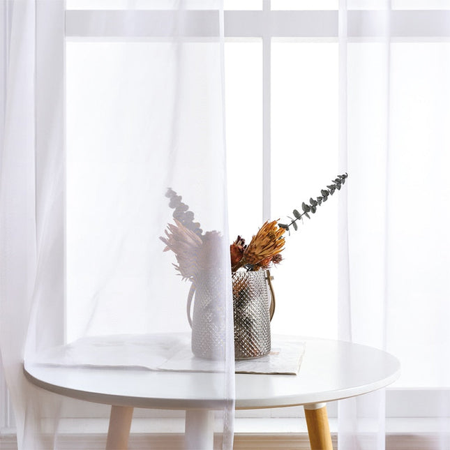 Półprzezroczysta zasłona do salonu gładka