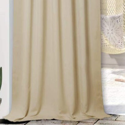 Beżowa zasłona ogrodowa mocowana na szelki.