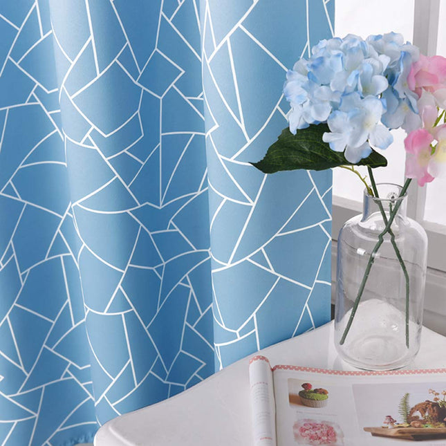 Zasłona zaciemniająca w geometryczny wzór