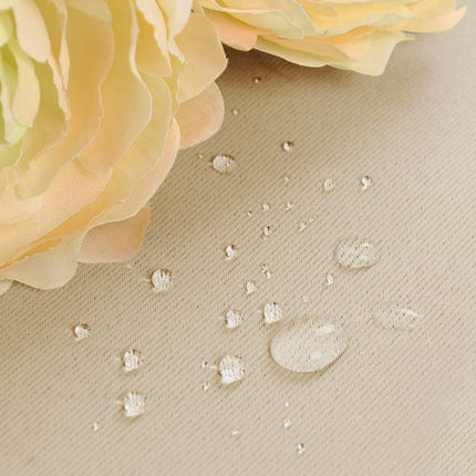 Beżowa zasłona ogrodowa mocowana na szelki.