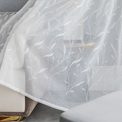 Lniana firanka z białym haftem roślinnym