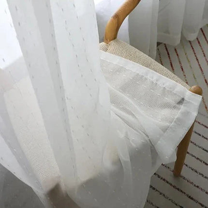 Biała firana w haftowane kropki