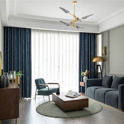 Granatowa zasłona zaciemniająca do salonu