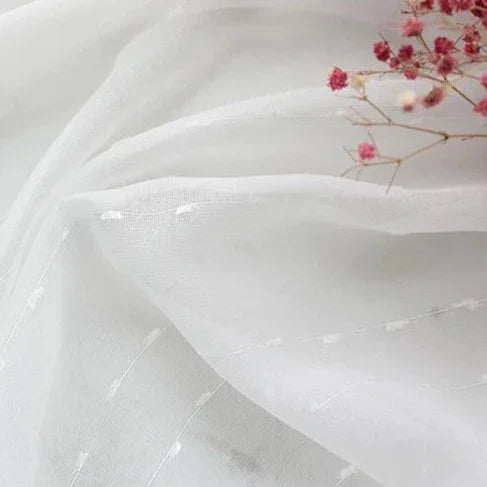 Biała firana w haftowane kropki