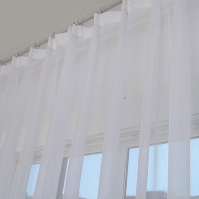 Nowoczesna gładka biała firana do salonu