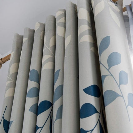 Niebieska zasłona w delikatny wzór liści