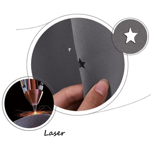 Jasnoniebieska gładka zasłona na przelotkach.