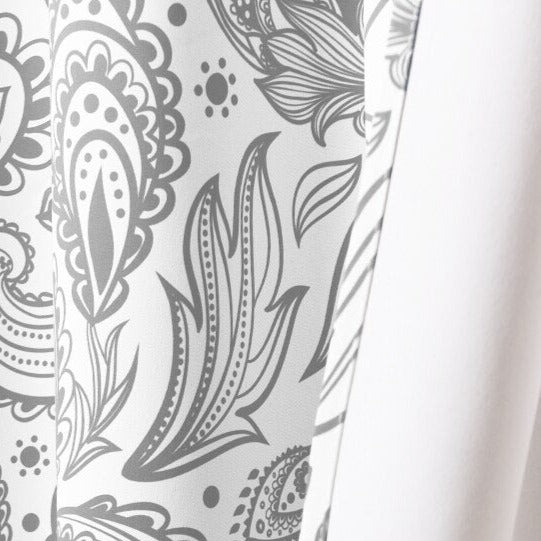 Biała zasłona na przelotkach we wzór paisley