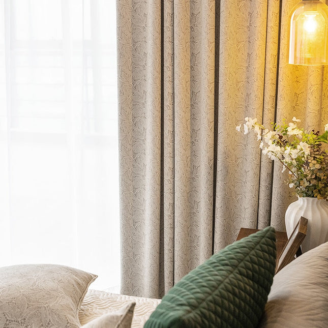 Zasłona złamana biel z wzorem koronki.