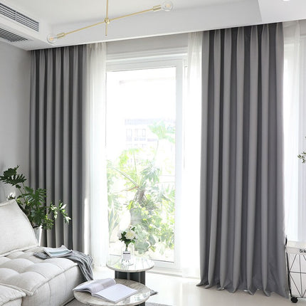 Nowoczesna szara zasłona zaciemniająca na przelotkach