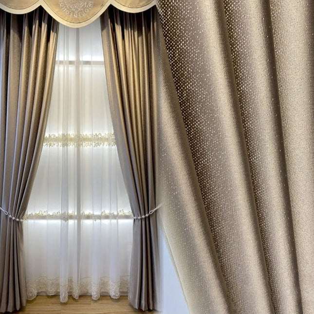 Złota błyszcząca zasłona zaciemniająca z kropkami