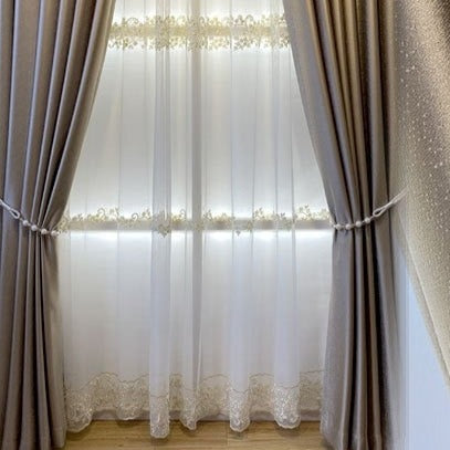 Firana z szerokim haftem i perełkami