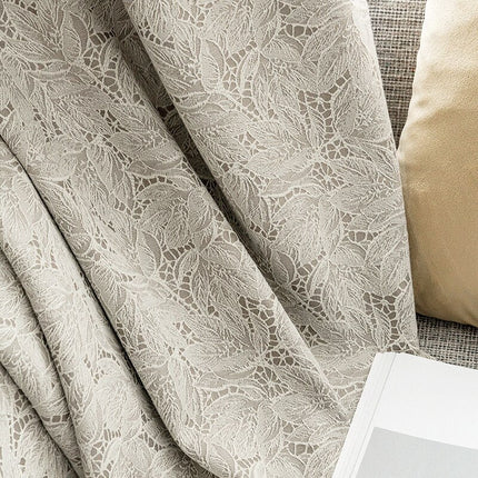 Zasłona złamana biel z wzorem koronki.