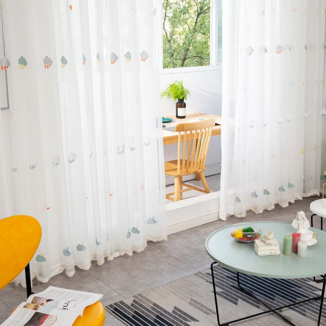 Dziecięca firanka z haftowanymi kaktusami