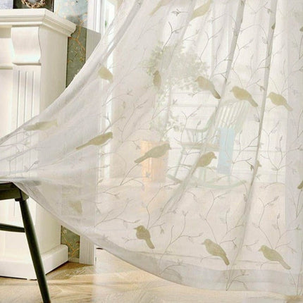 Firana z haftowanymi ptaszkami na gałązkach