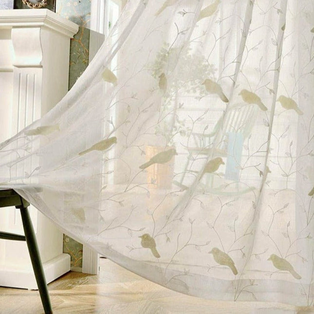 Firana z haftowanymi ptaszkami na gałązkach