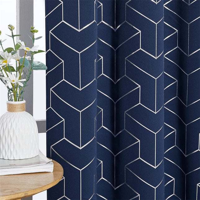 Granatowa zasłona ze złotym geometrycznym wzorem